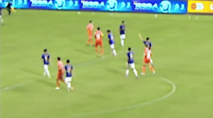 Nóng V-League: Vũ Tiến Long nhận thẻ đỏ vì húc đầu, Đà Nẵng cũng mất người