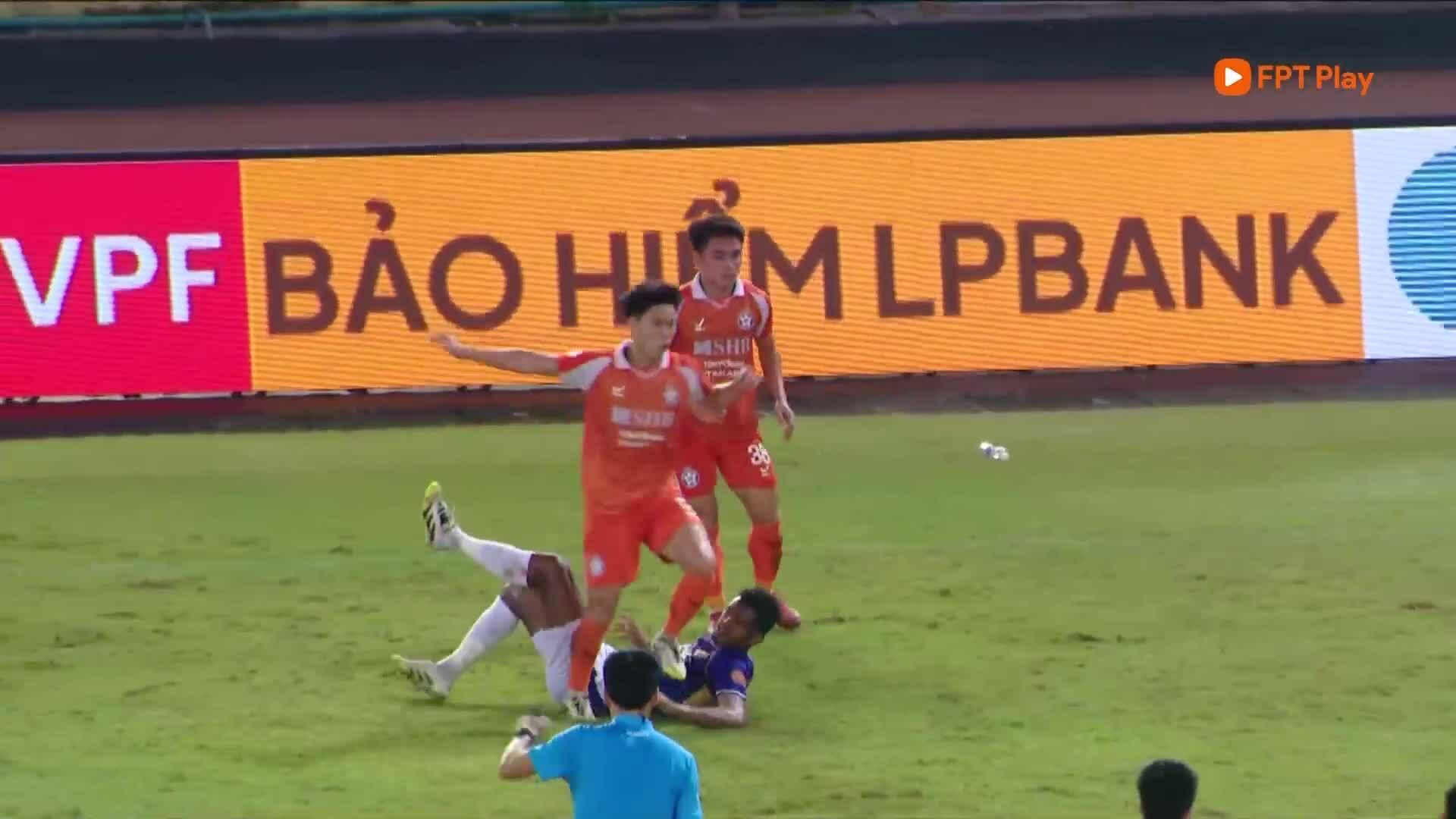 Nguyễn Đức Anh dẫm ngực đối phương nhận thẻ đỏ V-League