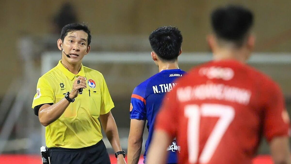 Trọng tài Trần Ngọc Nhớ lại bị treo còi ở V-League sau sai lầm VAR