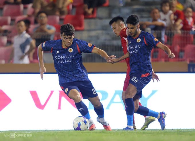 Hậu vệ Việt kiều Brando Ly trong trận CAHN hòa Hà Tĩnh - CAHN lỡ kỷ lục V-League