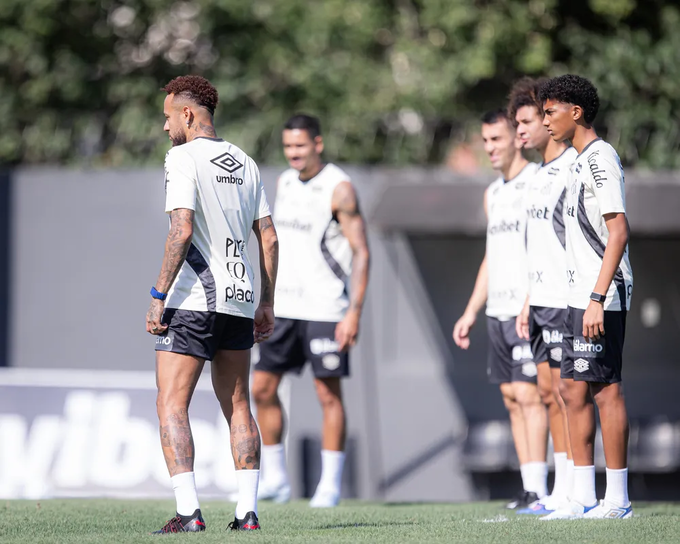 Robinho Junior bị Neymar tát và đốn ngã trên sân tập
