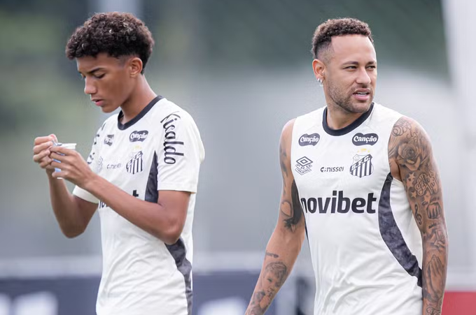 Neymar hành hung con trai Robinho trong buổi tập Santos