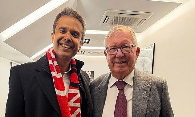 Sir Alex Ferguson ngồi trên khán đài Old Trafford trước khi nhập viện