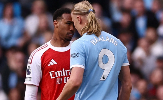 Erling Haaland va chạm với Gabriel trong trận Man City thắng Arsenal, liên quan đến mối thù Keane Haaland