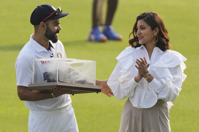 Virat Kohli cùng vợ Anushka Sharma trong buổi lễ vinh danh