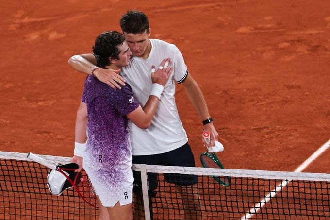 Fonseca chúc mừng Mensik sau trận tứ kết Roland Garros 2026