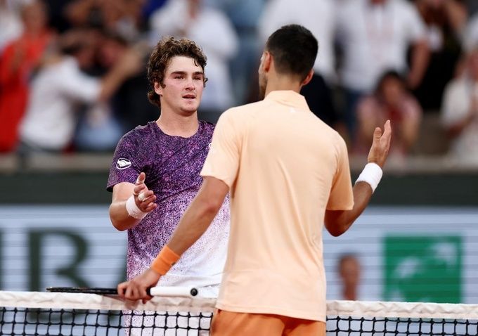 Joao Fonseca bắt tay Djokovic sau trận, thể hiện ảnh hưởng của Alcaraz và Sinner