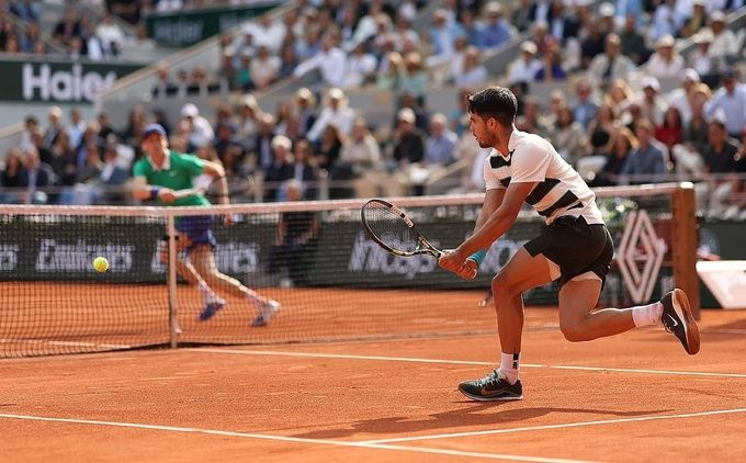 Alcaraz và Sinner trong trận chung kết Roland Garros