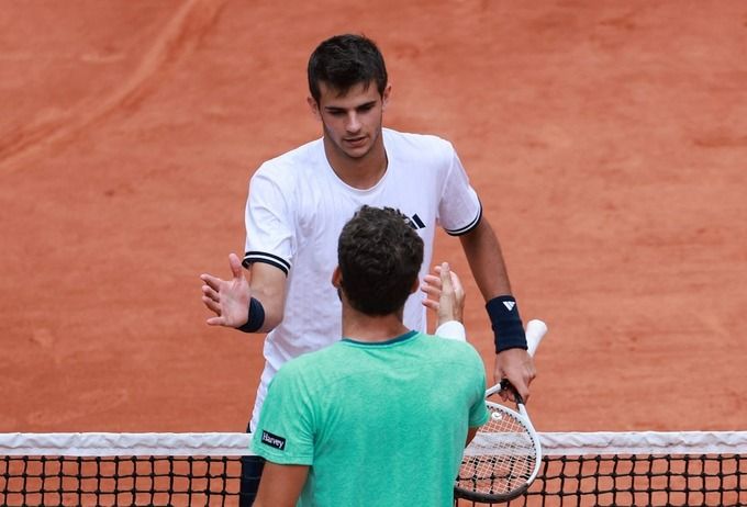 Rafael Jodar bắt tay Carreno Busta sau trận vòng bốn Roland Garros