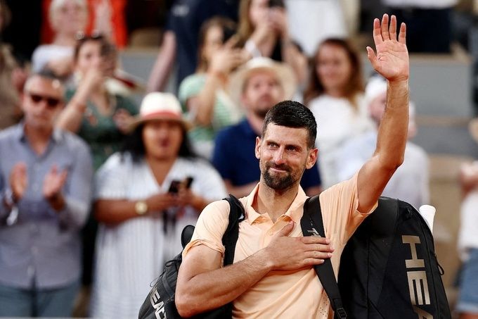 Djokovic vẫy chào khán giả sau trận thua ngược Roland Garros