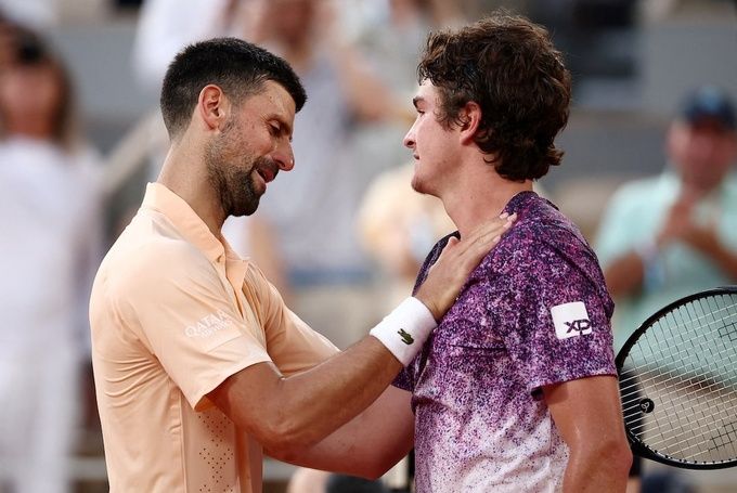 Djokovic chúc mừng Fonseca sau trận thua ngược Roland Garros