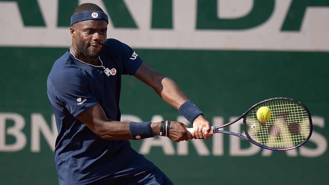 Tiafoe mất vợt sau chiến thắng kịch tính tại Roland Garros