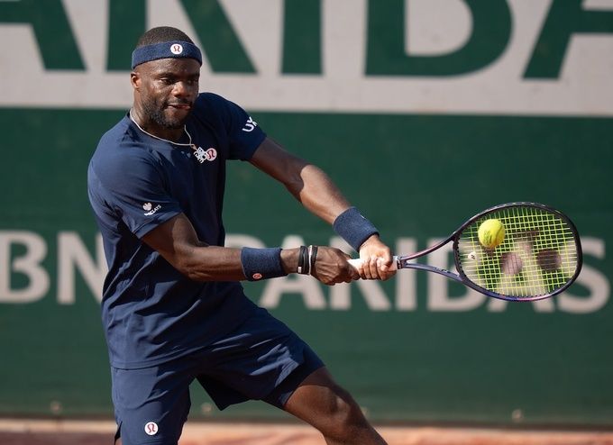 Tiafoe mất vợt Roland Garros - cây vợt xanh lá nổi bật