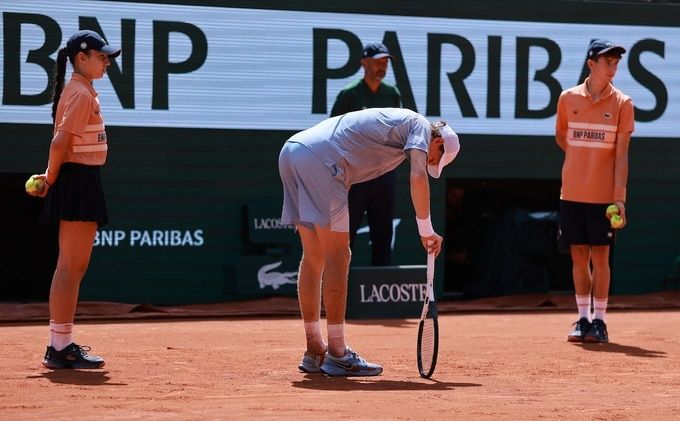 Sinner gặp vấn đề thể trạng trong trận gặp Juan Manuel Cerundolo ở vòng hai Roland Garros