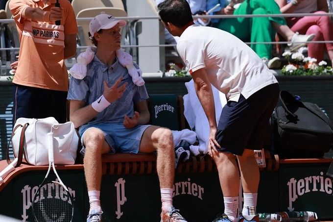 Sinner xin chăm sóc y tế trong trận gặp Juan Manuel Cerundolo ở Roland Garros