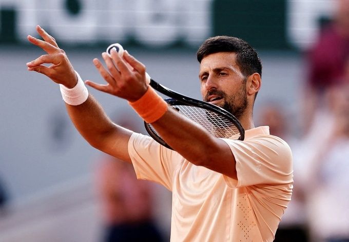 Djokovic mừng chiến thắng trước Royer theo phong cách gẩy đàn quen thuộc