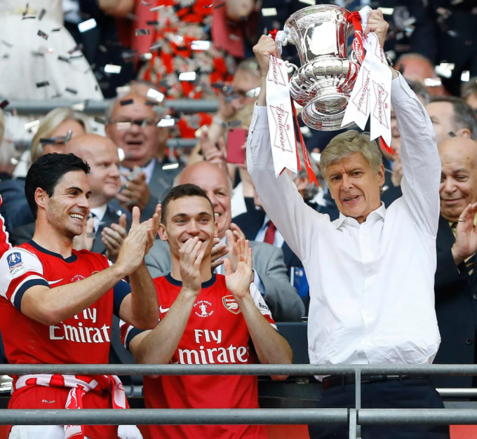 Mikel Arteta và Arsene Wenger mừng Cup FA với Arsenal