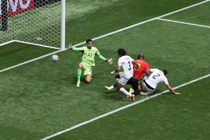 Hậu vệ Mohamed Hany phản lưới trước sức ép của Lukaku, ví dụ về bàn phản lưới nhà