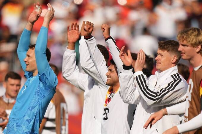 Manuel Neuer cùng đồng đội tri ân khán giả sau trận thắng Bờ Biển Ngà, lập kỷ lục thủ môn World Cup