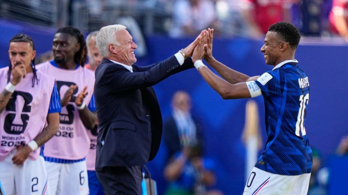 Deschamps dùng Tây Ban Nha để răn đe cầu thủ Pháp