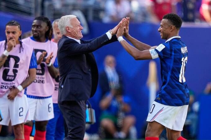 Deschamps răn đe Pháp với các cầu thủ trên sân tập