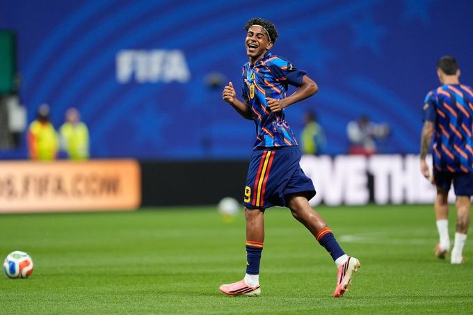 Lamine Yamal khởi động trước trận đấu World Cup 2026