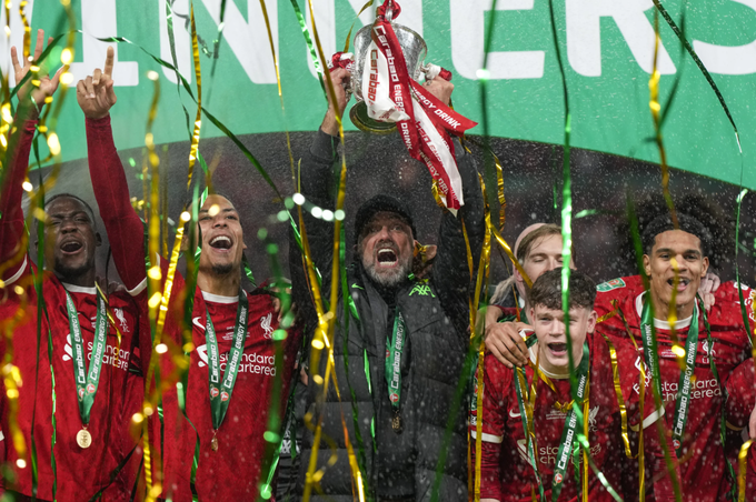 Jurgen Klopp và Van Dijk cùng ăn mừng danh hiệu - Klopp bảo vệ Van Dijk