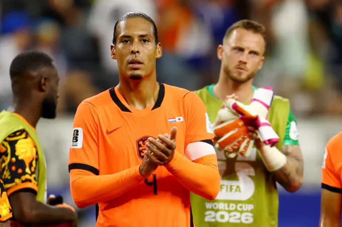 Virgil van Dijk vỗ tay tri ân người hâm mộ - hình ảnh Van Dijk bị chê xoay người như Boeing 747
