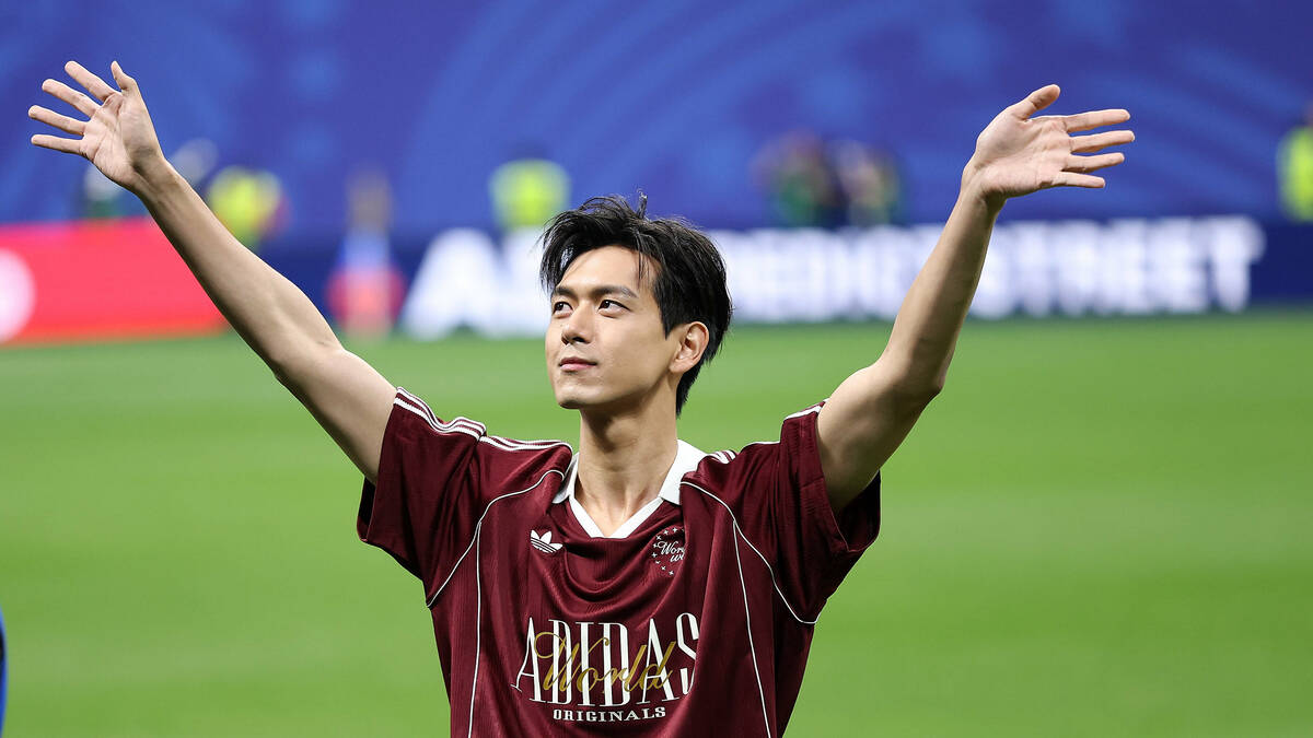 Lý Hiện gây sốt World Cup: Tài tử Trung Quốc mang bóng ra sân gây bão