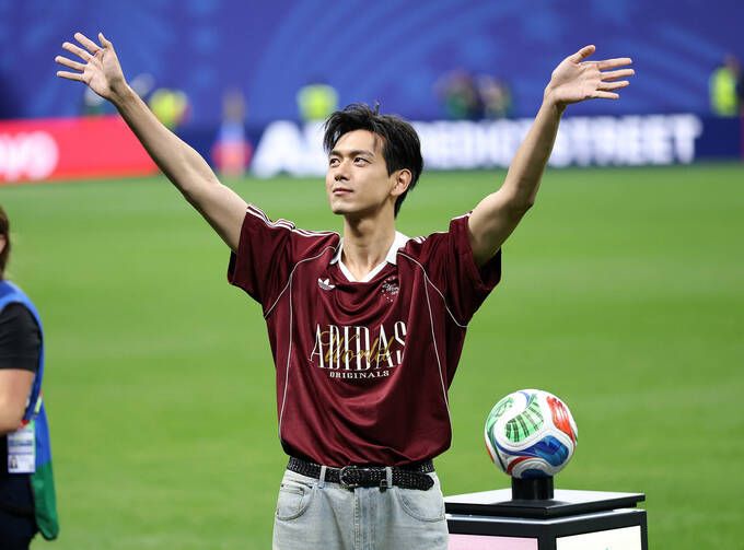 Tài tử Lý Hiện gây sốt World Cup với ngoại hình điển trai