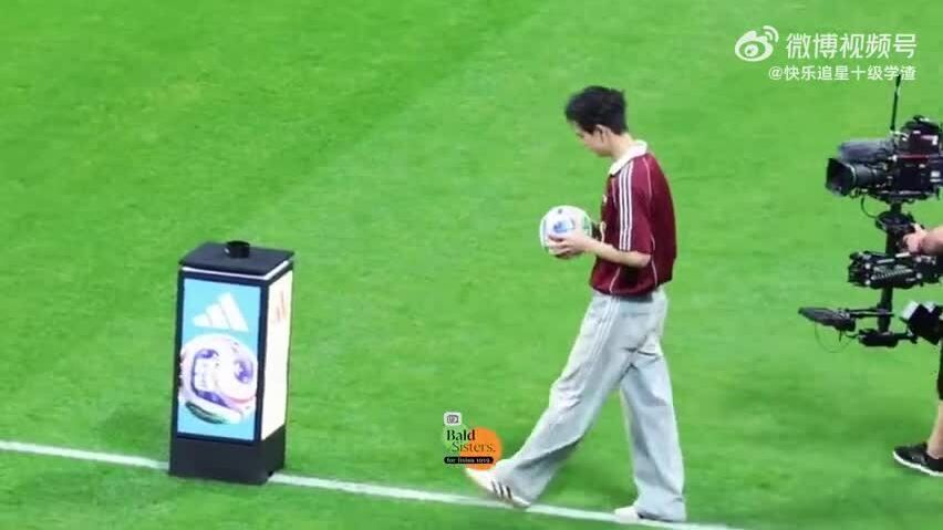Lý Hiện gây sốt World Cup khi thực hiện nghi thức mang bóng ra sân