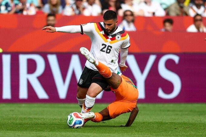 Deniz Undav tranh chấp bóng với cầu thủ Bờ Biển Ngà tại World Cup 2026