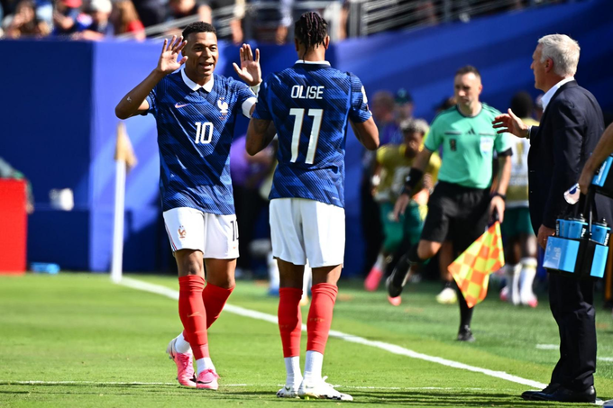 Kylian Mbappe đập tay Michael Olise trong trận gặp Senegal