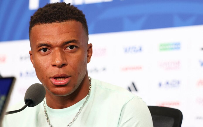 Kylian Mbappe trong buổi họp báo trước trận Pháp - Iraq