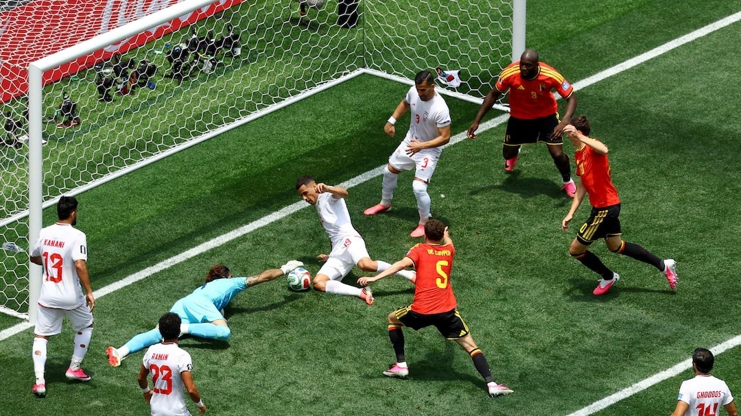 Beiranvand cứu thua thần thánh, Iran cầm hòa Bỉ