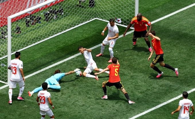 Thủ môn Beiranvand cản phá cú dứt điểm của De Cuyper giúp Iran cầm hòa Bỉ
