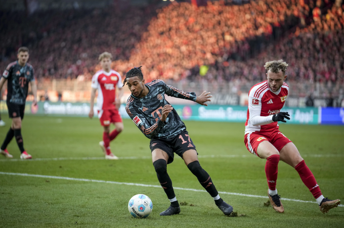 Michael Olise tranh chấp tại Bundesliga