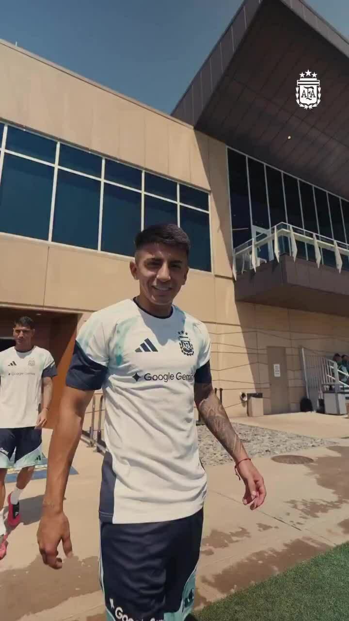 HLV Scaloni phản ứng tin đồn về bố Messi trong buổi tập Argentina
