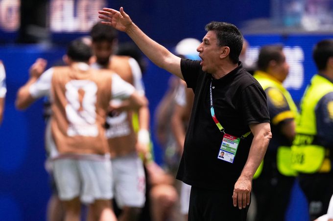 HLV Iran Ghalenoei chỉ đạo trận gặp Bỉ tại World Cup 2026
