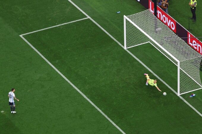 Thủ môn Alexander Schlager nhìn bóng đi chệch khung thành sau cú đá phạt đền hỏng ăn của Messi