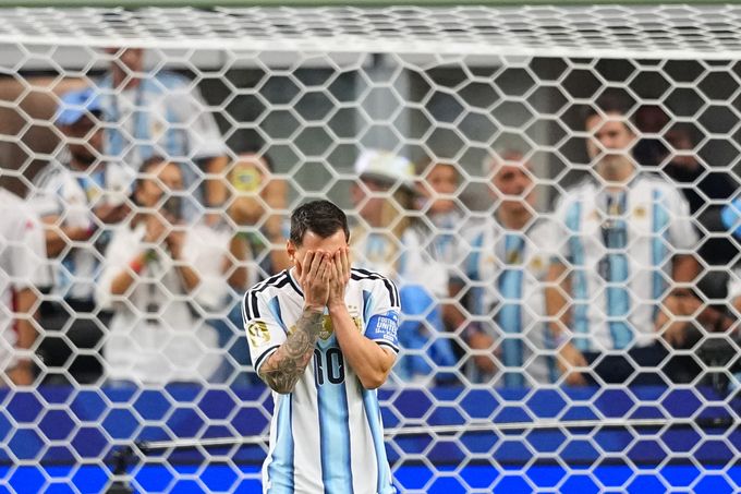 Messi phản ứng sau khi đá hỏng phạt đền trong trận Argentina hòa Áo