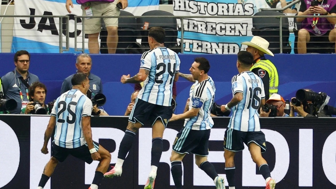 Messi lập cú đúp, Argentina thắng trận thứ hai tại World Cup