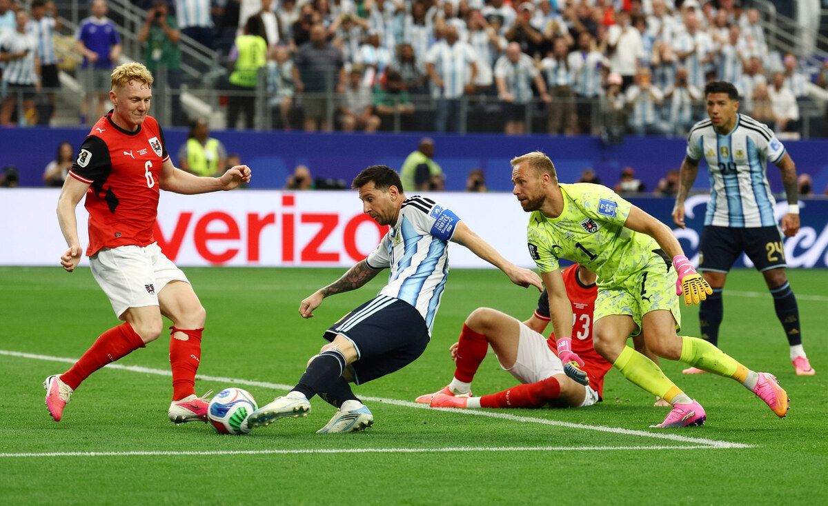 Messi lập cú đúp cho Argentina tại World Cup