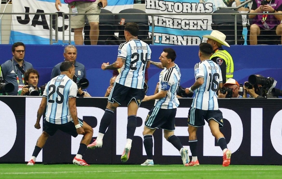 Messi cùng đồng đội ăn mừng bàn thắng