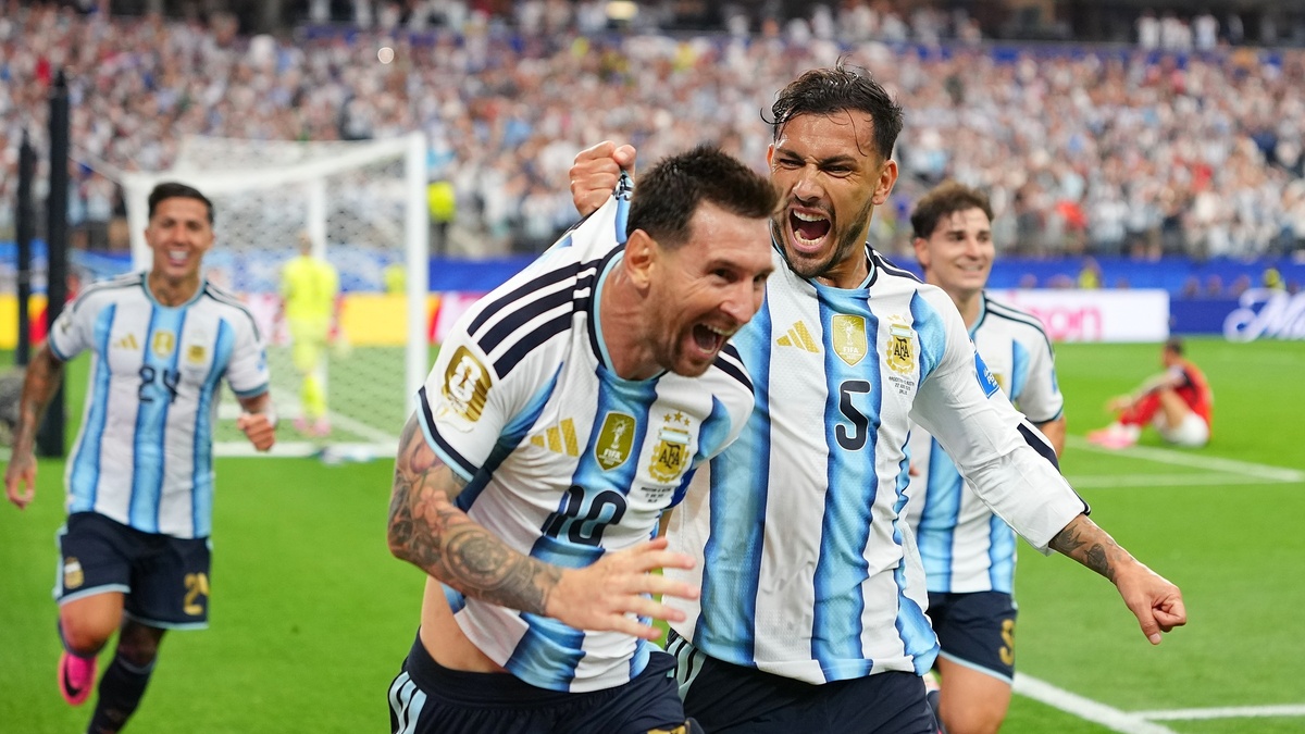 Messi phá kỷ lục ghi bàn World Cup, Argentina toàn thắng