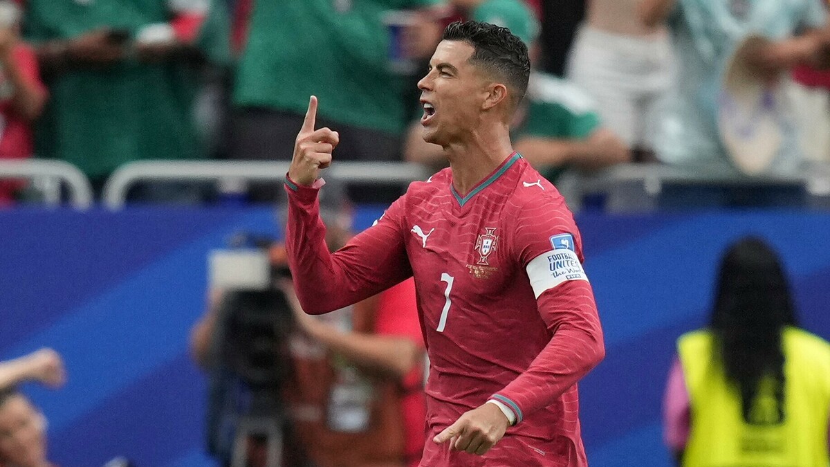 Ronaldo đi vào lịch sử: Ghi bàn ở 6 kỳ World Cup, vượt mặt Messi