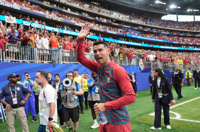 Cristiano Ronaldo vẫy tay chào người hâm mộ sau trận Bồ Đào Nha thắng Uzbekistan 5-0 tại World Cup 2026