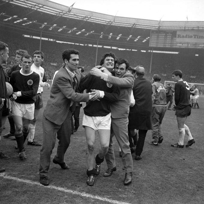 Các cầu thủ Scotland và người hâm mộ ăn mừng sau chiến thắng ở trận Anh – Scotland trên sân Wembley năm 1967 - một phần lịch sử giải vô địch bóng đá thế giới phi chính thức