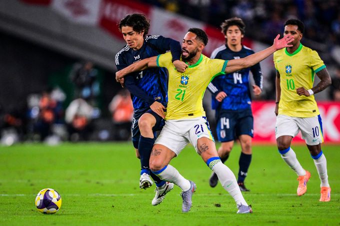 Nhật Bản vs Brazil World Cup 2026: Tiền vệ Ao Tanaka tranh chấp với Matheus Cunha