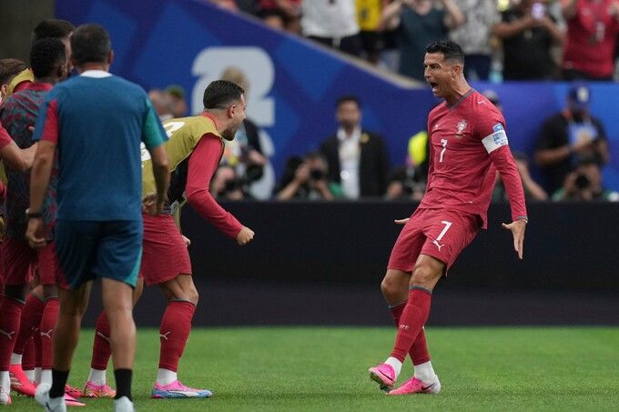 Ronaldo lập cú đúp mừng bàn mở tỷ số trước Uzbekistan